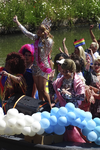 904258 Afbeelding van deelnemers in een boot van de botenparade van de Utrecht Pride 2023 in de Stadsbuitengracht te Utrecht.